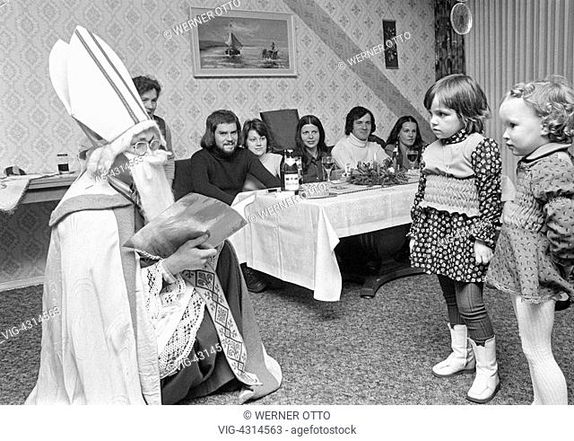 DEUTSCHLAND, OBERHAUSEN, STERKRADE, 06.12.1974, Seventies, black and white photo, Christmas, St. Nicholas Day, Santa Claus visits a family and talks with two...