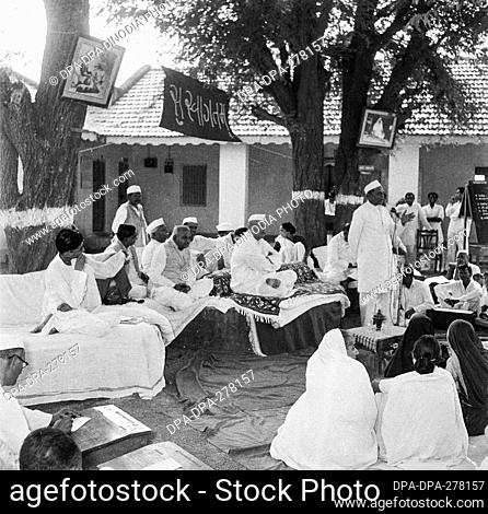 old vintage 1900s black and white picture of Indian village meeting support freedom movement India 1940s