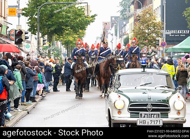 21 October 2023, Bremen: Parade at the 988th Bremen open-air market. The market has been held since the year 1035 and extends beyond the Bürgerweide fairgrounds...
