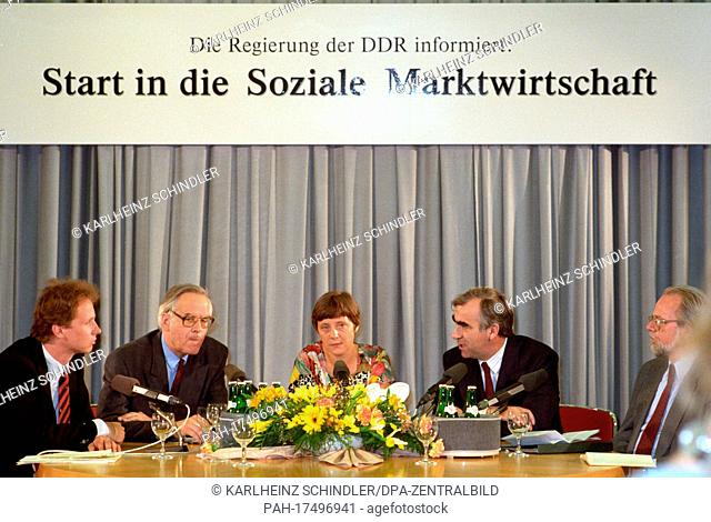 Under the slogan ""The Government of the GDR informs: Start in the social market economy"" give Federal Finance Minister Theo Waigel (CSU