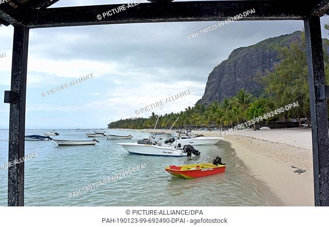 10 November 2017, Mauritius, Le Morne: Boats lie on the beach near Le Morne Brabant (right background). The 556 meter high mountain covers an area of about 12...