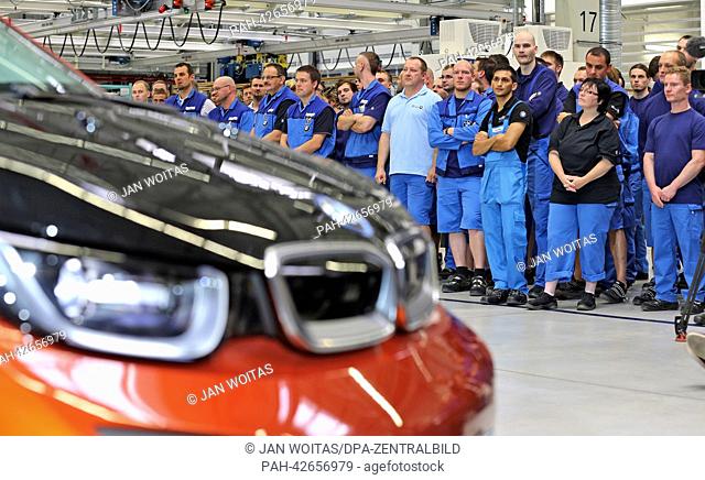 Employees of BMW celebrate the production launch of electric car i3 in Leipzig, Germany, 18 September 2013. The small car with new carbon vehicle body shall...