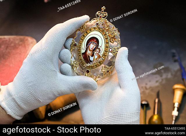 RUSSIA, YEKATERINBURG - DECEMBER 6, 2023: A worker demonstrates a cut-glass Orthodox icon at the Moiseikin jewellery house. Donat Sorokin/TASS