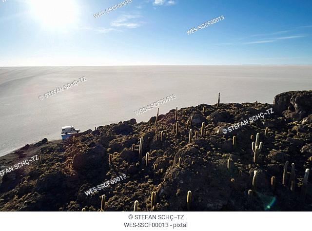 Bolivia, Salar de Uyuni, camper standing on salt lake
