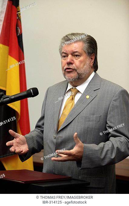 Kurt Beck, prime minister in rhineland-palatinate and SPD Chairman with the german banner