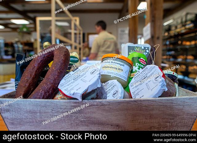 09 April 2020, Saxony-Anhalt, Neinstedt: A basket packed with food is ready for delivery in the farm shop of the Marienhof of the Protestant Foundation...
