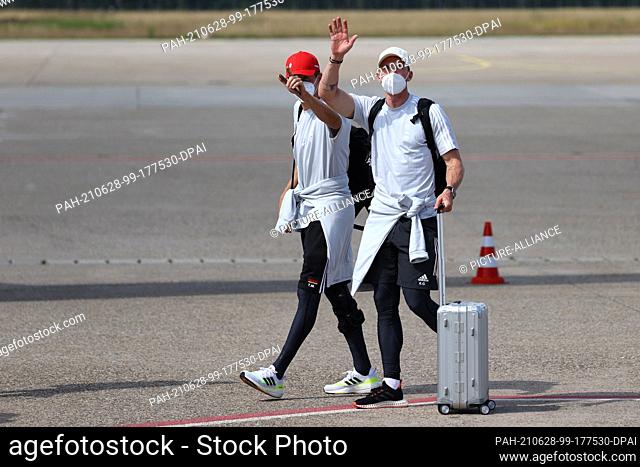 28 June 2021, Bavaria, Nuremberg: Football: European Championship, Round of 16, before the match England - Germany, departure of the national team from Albrecht...