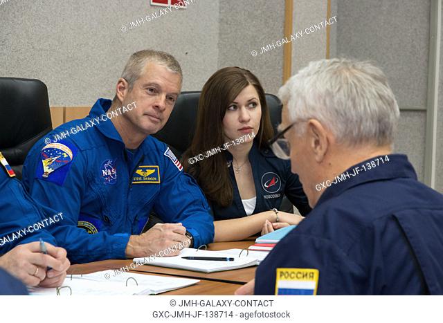 Assisted by an interpreter, Expedition 3940 Flight Engineer Steve Swanson of NASA reviews rendezvous procedures with a training instructor at his Cosmonaut...