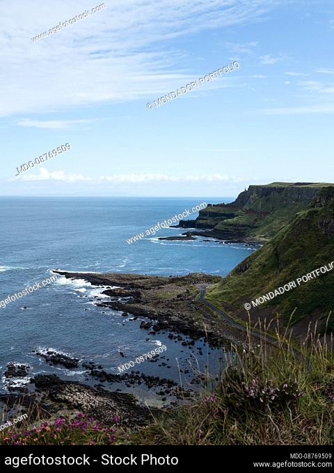 The Giant's Causeway (in English Giant's Causeway; in Irish Clochán an Aifir, archaically known as Clochán na bhFomhórach; in Ulster Scots Giant's Causey) is a...