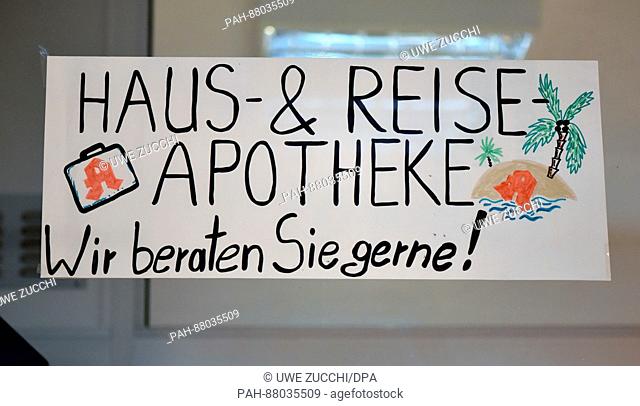 Ein Infoschild mit der Aufschrift ""Haus- & Reiseapotheke - Wir beraten Sie gerne!"" hängt am 02.02.2017 in einer Apotheke in Frankenau (Hessen) an einer...