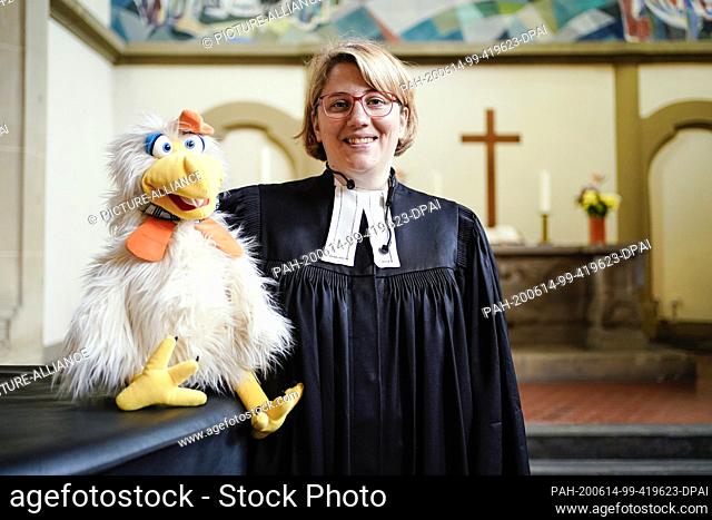14 June 2020, Baden-Wuerttemberg, Mannheim: The protestant pastor and ventriloquist Maibritt Gustrau and her figure, the cock Otto