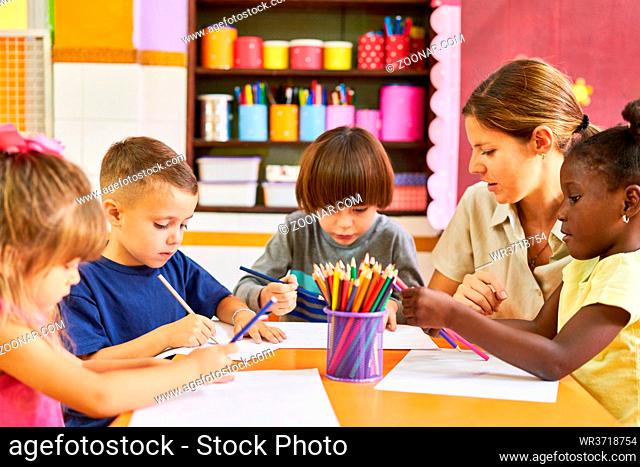 Gruppe Kinder in der Vorschule oder im Kindergarten beim kreativen Malen und Zeichnen