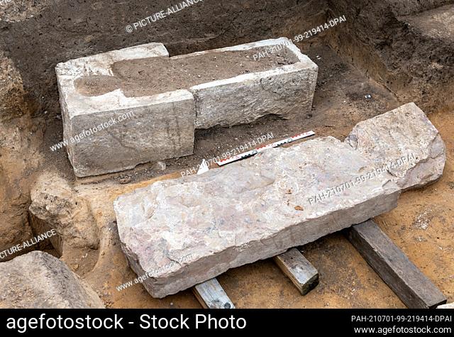 01 July 2021, Saxony-Anhalt, Eisleben: An opened sarcophagus lies on the site of the former royal palace of Helfta. Archaeologists from the Saxony-Anhalt State...