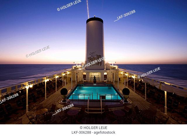 Cruiseship MS Deutschland Deilmann Cruises on Rio de la Plata at dawn, Argentina, South America, America
