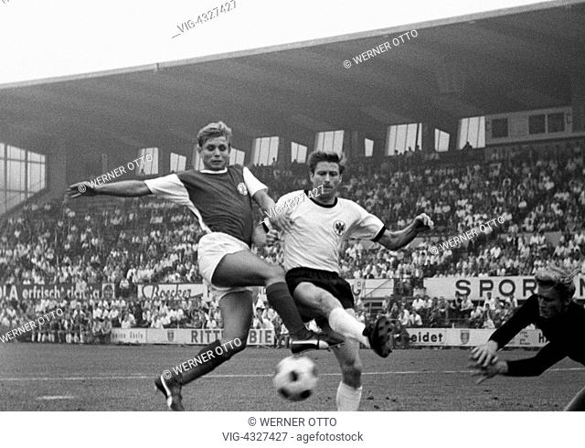 Fussball, Freundschaftsspiel, 1969, Stadion an der Hafenstrasse in Essen, Rot-Weiss Essen gegen Eintracht Frankfurt 2:1, Spielszene, Torszene, v.l.n.r