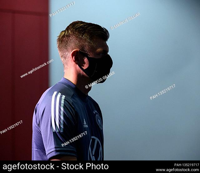 Toni Kroos (Germany) comes to the press conference with a mask and face mask. GES / Football / DFB Digital Press Conference / The Team, 02.09