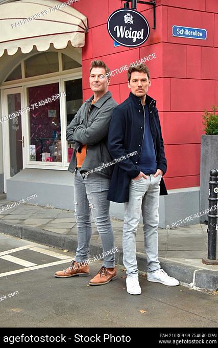 09 March 2021, North Rhine-Westphalia, Cologne: Actors Jan Ammann (l, in the role of Chris Weigel) and Constantin Lücke (role Till Weigel) pose in the setting...