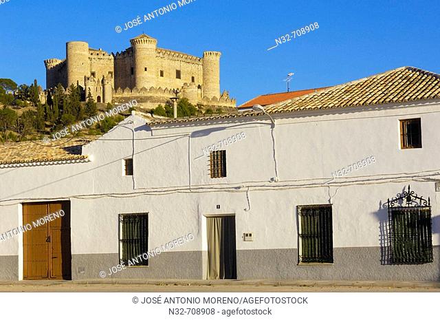 Enrique Fernandez square and castle (15th century), Belmonte. Cuenca province, Castilla-La Mancha, Spain
