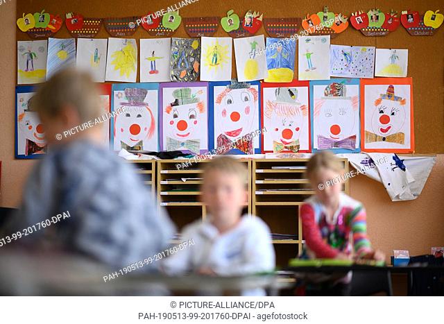 13 May 2019, Baden-Wuerttemberg, Remshalden: Students sit in a class. Photo: Sebastian Gollnow/dpa. - Remshalden/Baden-Wuerttemberg/Germany
