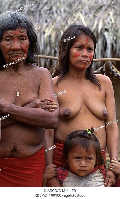 Indians women and girl of the tribe of the Yaguas Leticia Columbia Indios Frauen und Maedchen vom Stamm der Yaguas Leticia Kolumbien Indios