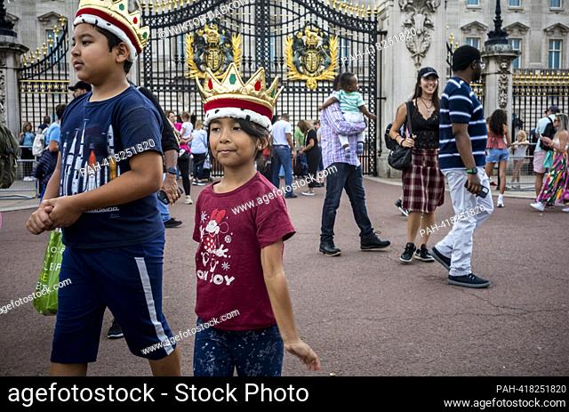Children in toy crowns in front of Buckingham Palace in London, United Kingdom on 20/07/2023 by Wiktor Dabkowski. - London/ENG/