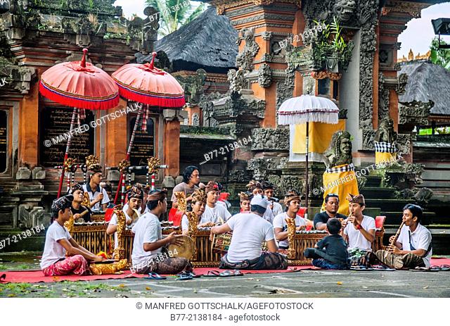 Indonesia, Bali, Ubud, Gamelan practise at Pura Dalen the village temple of Penestanan. Gamelan is the traditional balinese musical ensembe