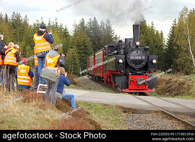 05 May 2022, Saxony-Anhalt, Benneckenstein: Photographers stand on the railroad line near Benneckenstein and wait for the special train of the Harzer...