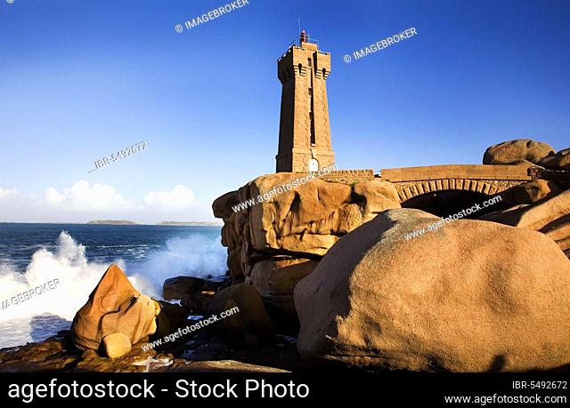 Lighthouse on rocky coast, Pointe du Squewel, Cote du Granit Rose, Ploumanac'h, Brittany, Ploumanach, France, Europe
