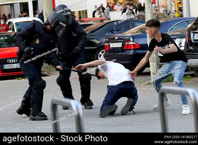 Madrid, Spain; 07.04.2021.- Police beat young people..Vox carries out its first act of electoral pre-campaign in Madrid in the working-class neighborhood of...