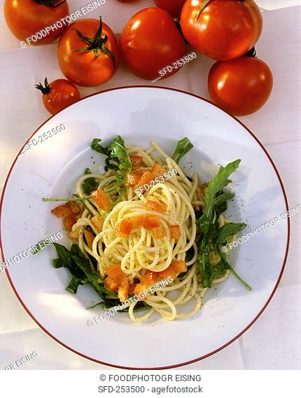 Spaghetti with diced tomatoes and rocket