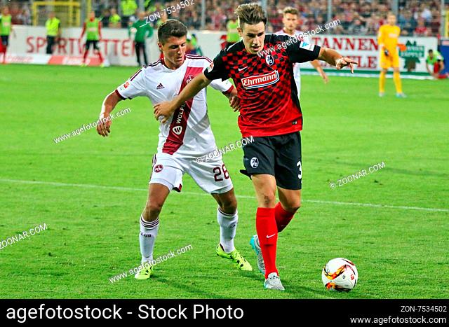 Geschickt schirmt Christian Günter (Freiburg) den Ball gegen Allesandro Schoepf (Nuernberg) ab - 2. Bundesliga: 1. Sptg.: SC Freiburg - FC Nürnberg