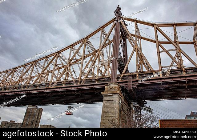 USA, New York City, Manhattan, Roosevelt Island, Queensboro Bridge, cable car