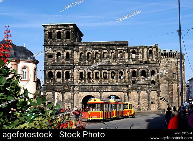 Wahrzeichen historisches römisches Stadttor Porta Nigra, Trier, Rheinland-Pfalz, Deutschland