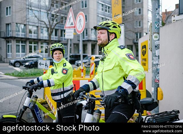 05 May 2021, Lower Saxony, Hanover: The police chief inspectors of the bicycle squad Hanover, Judith Häring and Arne Kiesewalter