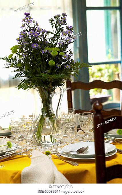 Laied table with flowers ( topic : recieving)