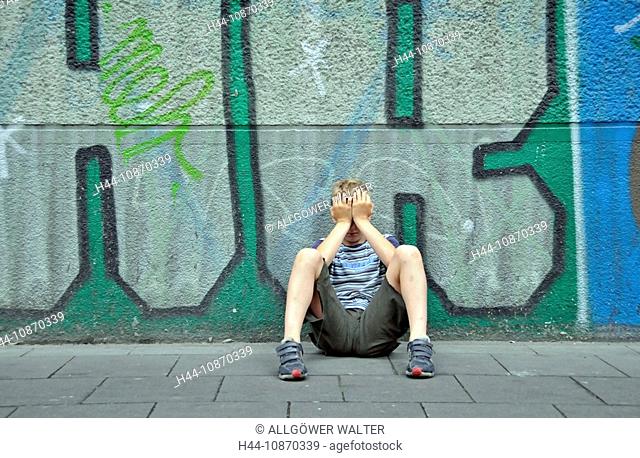 Europe, Germany, North Rhine-Westphalia, Cologne, person, person, child, boy, boy, manly, frustrates, sadly, unhappily, unluckily, is disappointing, injures