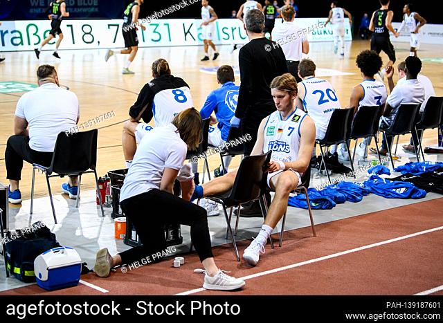Antonio Pilipovic (Lions) has to have an injury on his right foot treated by physiotherapist Janne Brandt. GES / Basketball / ProA: PSK Lions - Team Ehingen...