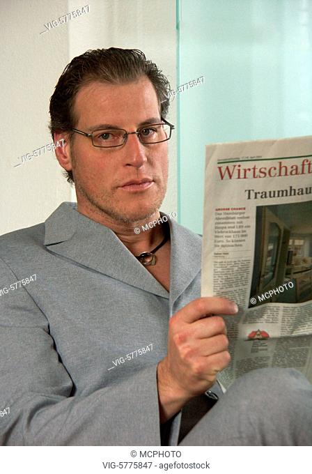 Mann liest den Wirtschaftsteil einer Tageszeitung, 2005, Hamburg - Hamburg, Germany, 17/02/2005