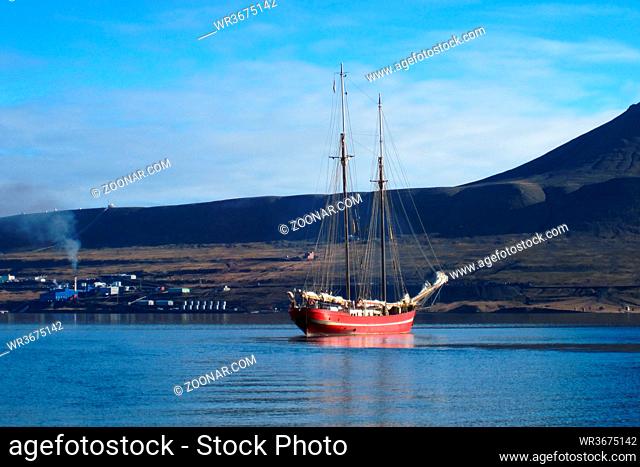 Segelschiff vor Barentsburg im Grønfjord, Spitzbergen
