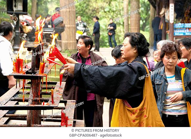 China: Pilgrims in Fuhu Si (Crouching Tiger Monastery), Emeishan (Mount Emei), Sichuan Province