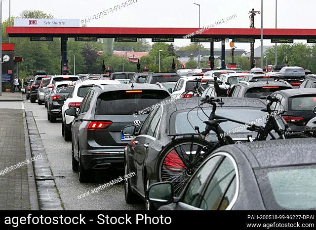18 May 2020, Schleswig-Holstein, Dagebüll: Vehicles stand in long queues in front of the car loading station. In Schleswig-Holstein