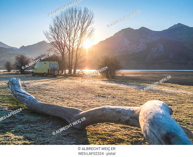 Spain, Asturias, Camposolillo, view over Porma reservoir and Cantabrian Mountains in sunshine