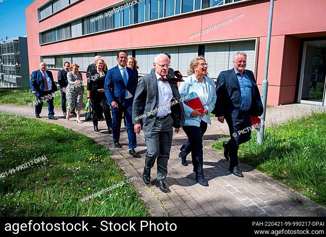 21 April 2022, Saarland, Saarbrücken: Anke Rehlinger (SPD, front M), Saarland's Minister-President-designate, arrives with Jürgen Barke (SPD)