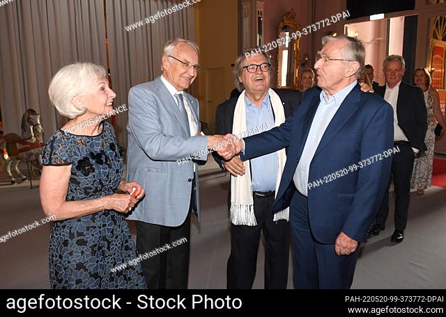 20 May 2022, Bavaria, Munich: Politician and former Minister President of the Free State of Bavaria, Edmund Stoiber (2nd from left) and his wife Karin (l) show...