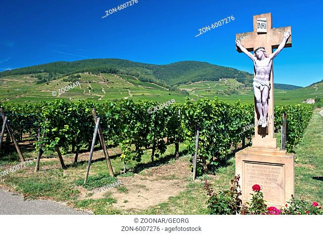 Wegekreuz in den Weinbergen, Kientzheim, Elsass, Frankreich / Crucifix in the vineyards of Kientzheim, Alsace, France
