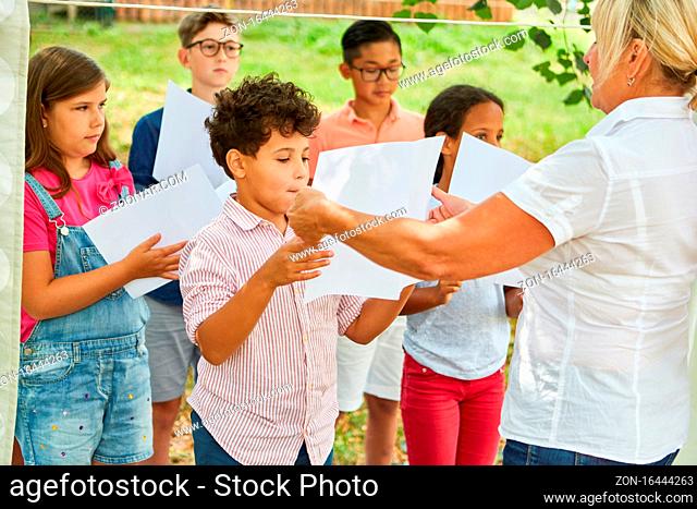 Kinderchor bei der Chorprobe mit Lehrerin für den Talentshow Auftritt im Ferienlager