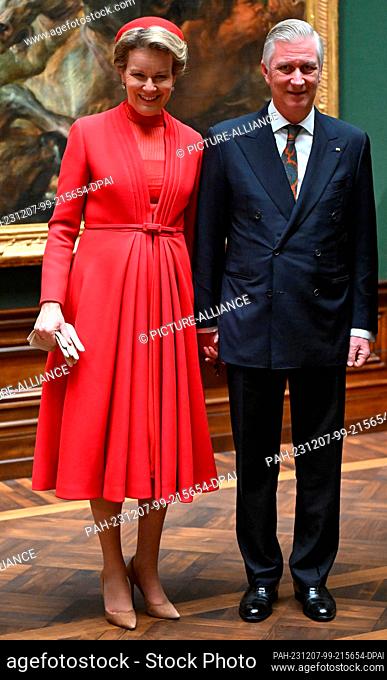 07 December 2023, Saxony, Dresden: King Philippe and Queen Mathilde of the Belgians stand in front of the painting ""Quos ego"" by Peter Paul Rubens during...