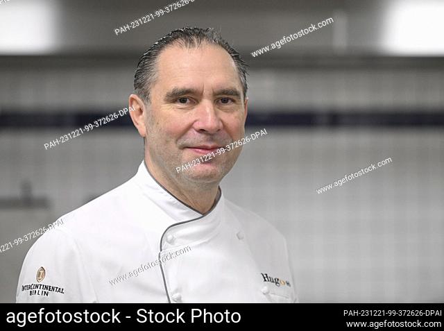 20 December 2023, Berlin: Michelin-starred chef Eberhard Lange, deputy head chef at the Hugos restaurant in the Hotel Intercontinental Berlin