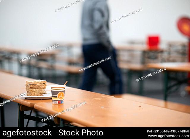 04 October 2023, Berlin: Slices of toast lie on a table in the food area at the arrival center at the former Tegel Airport