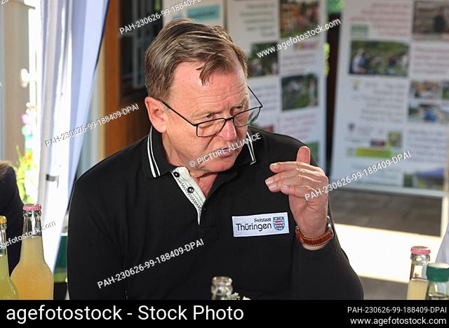 26 June 2023, Thuringia, Pößneck: Bodo Ramelow (L, Die Linke), Prime Minister of Thuringia speaks in a garden during the visit to the regional association...